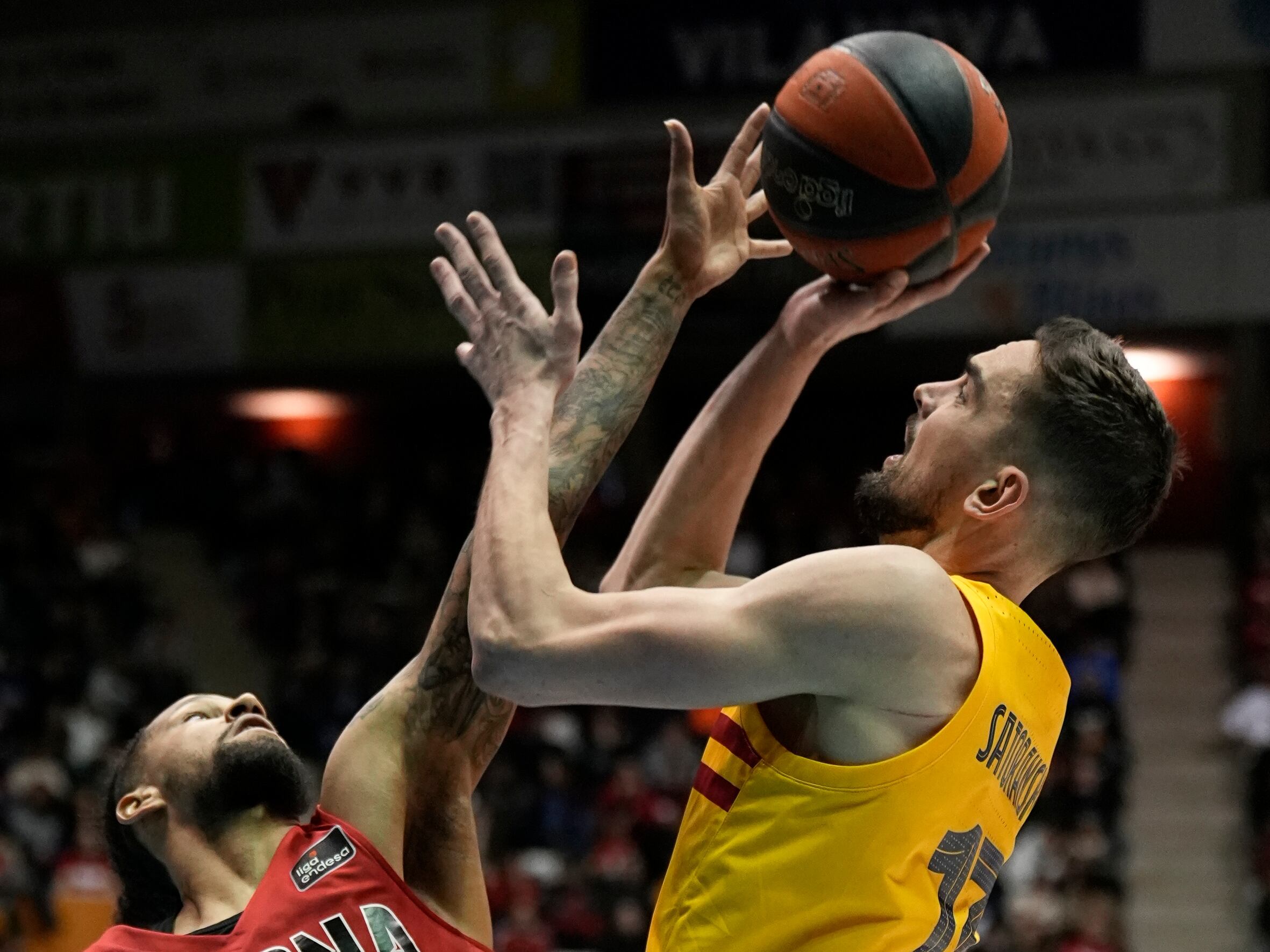 GERONA, 28/01/2023.- El escolta del Barça Tomas Satoransky (d) lucha con Hill, de Basquet Girona, durante el encuentro correspondiente a la fase regular de la Liga Endesa disputado hoy sábado en el Pabellón Municipal Gerona-Fontajau, en Gerona. EFE/David Borrat.