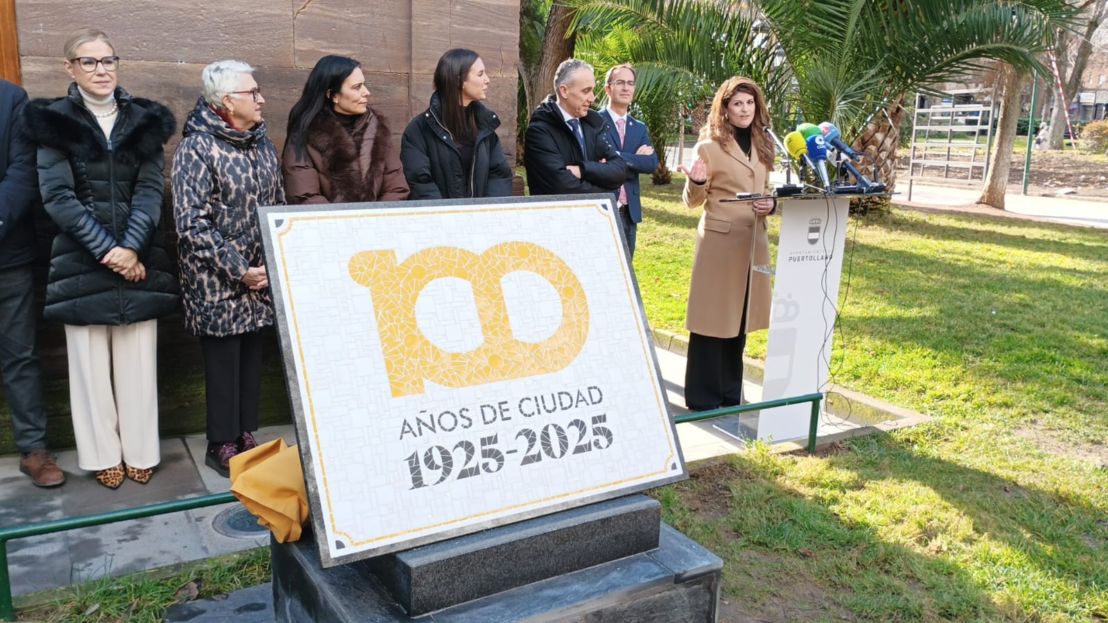 Estefanía  Sanz explicando los detalles de su obra
