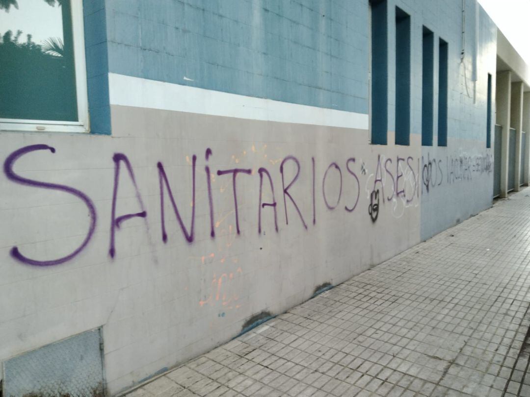 Una de las pintadas que han aparecido en los centros de salud de la provincia de Málaga