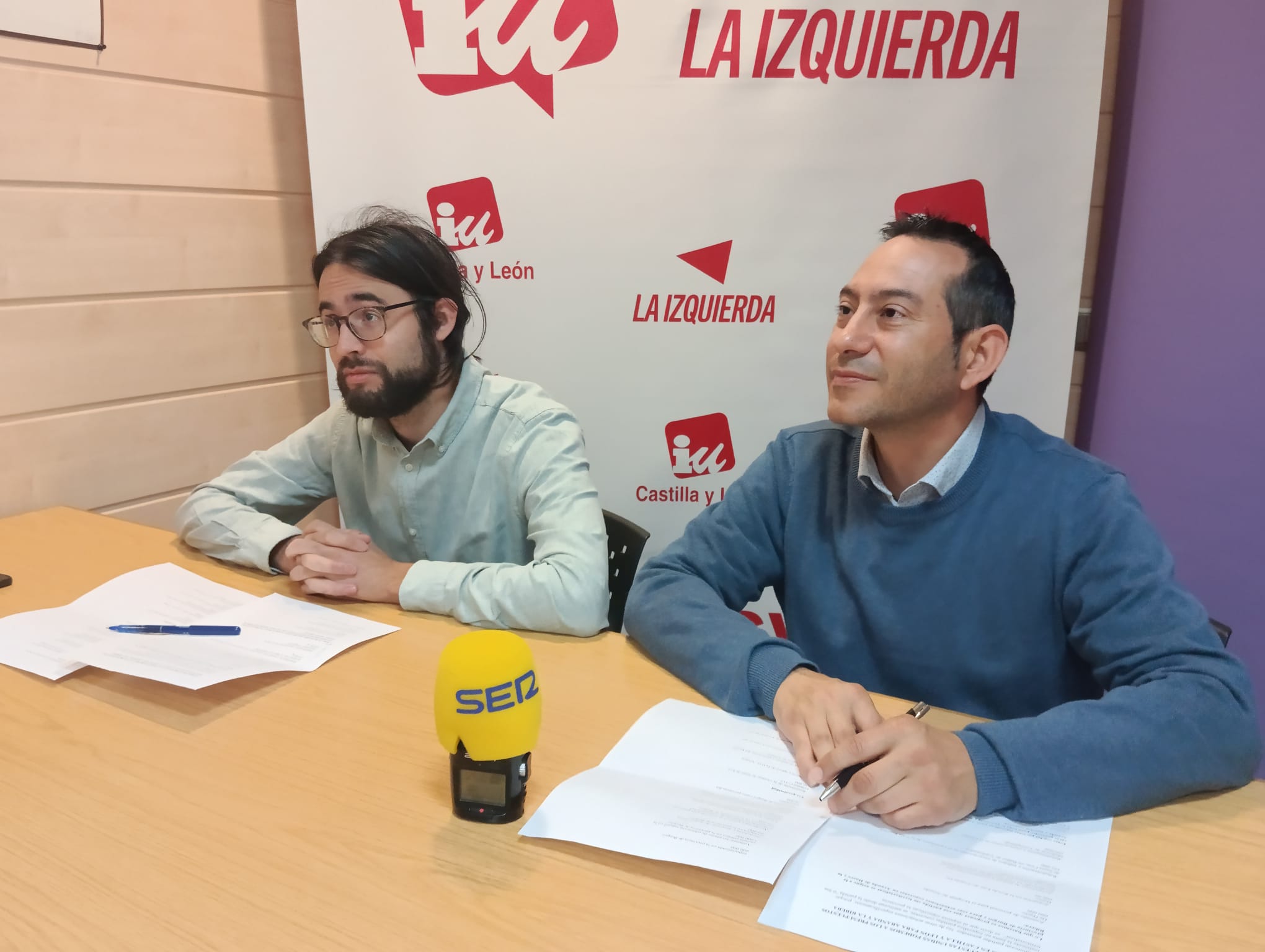 Imagen de archivo de Andrés Gonzalo, edil de Podemos, y Carlos Medina, de IU, cuando tenía barba