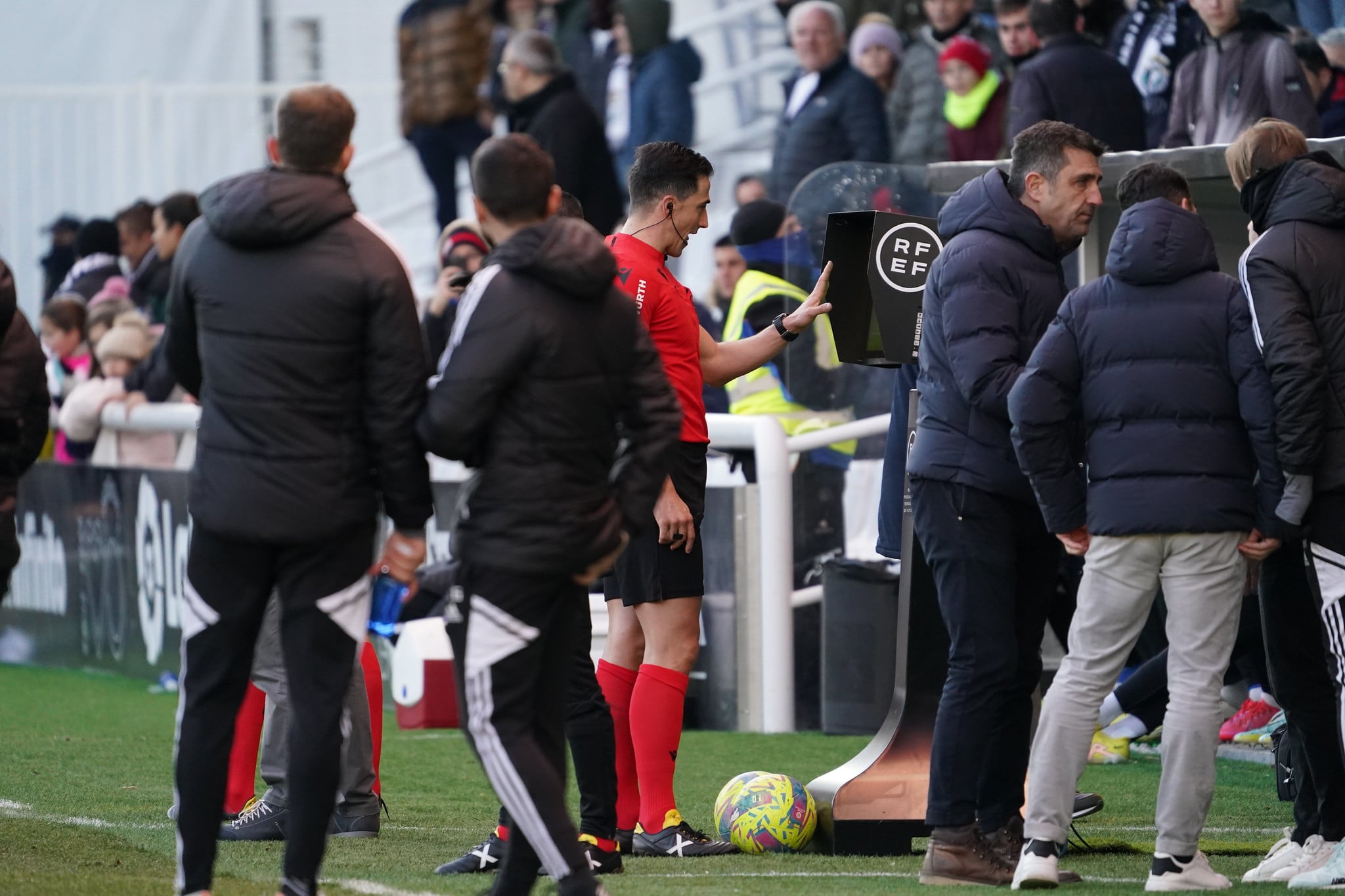 L&#039;àrbitre mirant el VAR en el penal que li van xiular a Adrià altimira en el partit contra el Burgos.