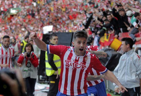 GRA386. GIJÓN, 15/05/2016.- El centrocampista del Sporting de Gijón Jony Rodríguez celebra el gol que ha marcado, el primero del equipo ante el Villareal, durante el partido de la 38 y última jornada de la Liga de Primera División que se juega hoy en el M