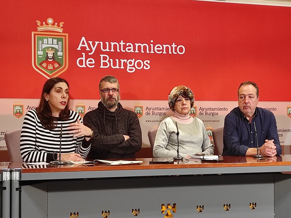 La portavoz de Podemos, Margarita Arroyo (jzda) junto a miembros de la Asociación de Rehabilitación del Juego Patológico (ABAJ)