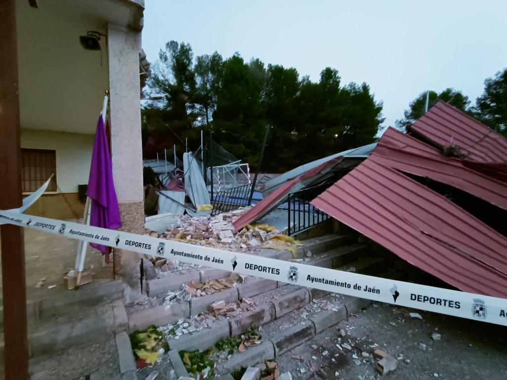 Sin clases en el IES Fuente de la Peña de la capital tras caer su tejado por el temporal
