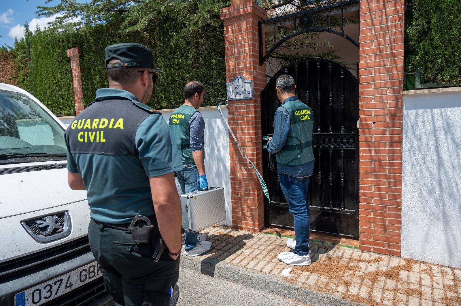 Agentes de la Guardia Civil entran en el chalé de Las Gabias (Granada) donde el sábado pasado encontraron los cadáveres de una mujer de 38 años, embarazada, y de su hijo de 3 años por cuyos hechos ha sido detenido el hermano de la víctima y se investiga si las muertes pudieran tener relación con problemas de herencia. EFE/Miguel Ángel Molina