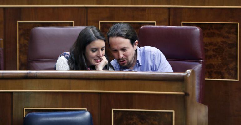 El líder de Podemos, Pablo Iglesias y la portavoz en el Congreso de la formación, Irene Montero, conversan momentos antes de un debate