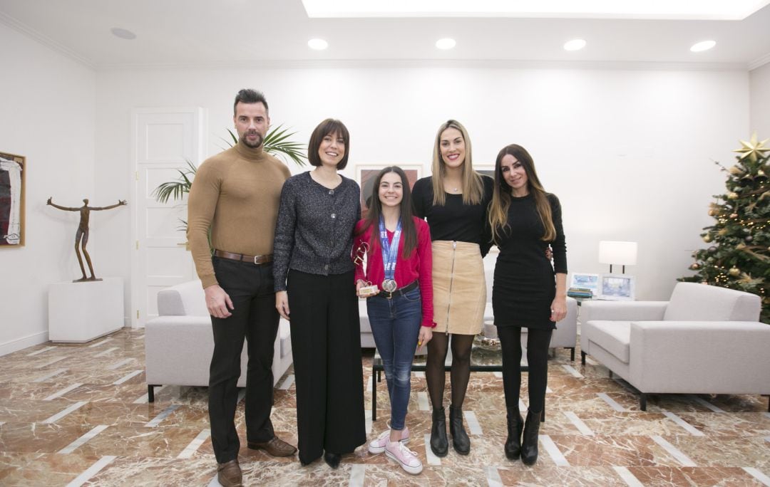 Rebeca Bernabeu junto Alicia Salcedo, Carlos Calvo, Diana Morant y Lydia Morant