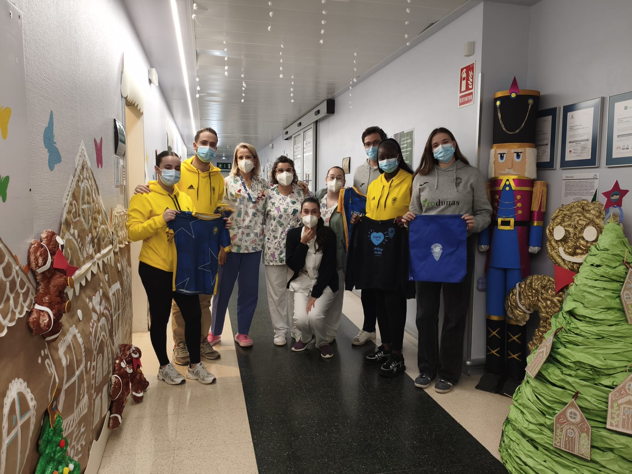El CB La Mojonera entrega balones  y juguetes en el Hospital de Poniente.