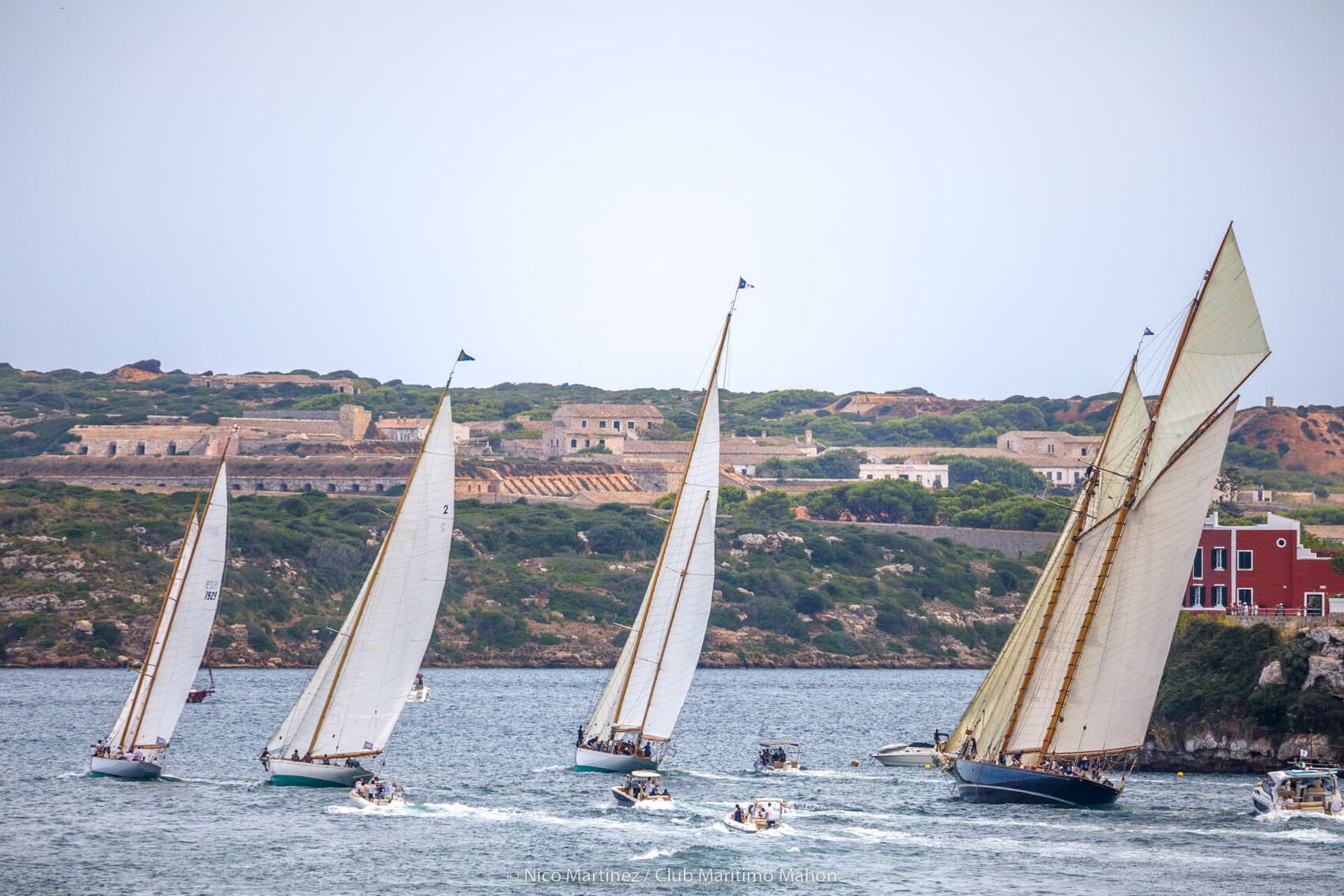 Imatge d'una de les sortides de la flota al port de Maó.