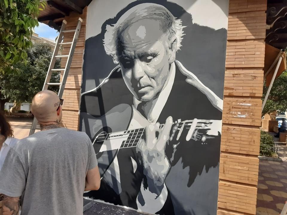 Detalle de la pintura mural en homenaje al célebre guitarrista Diego del Gastor