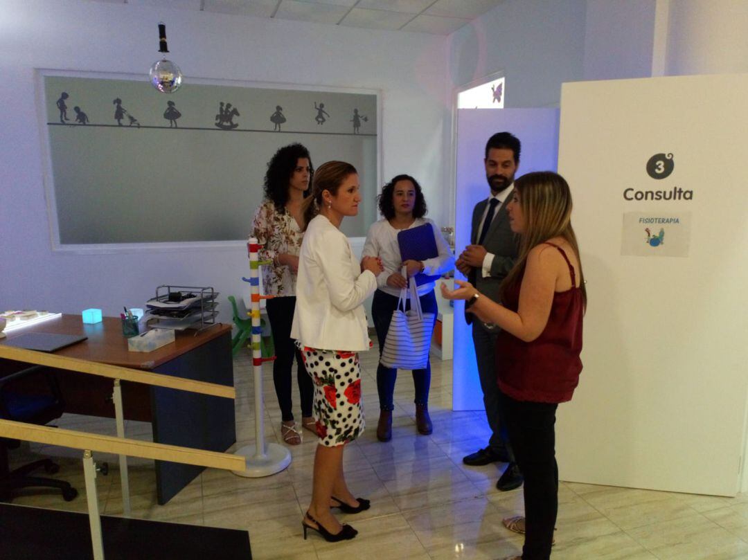 Trinidad Rus visita el Centro de Atención Temprana de Jaén.