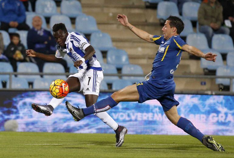  El defensa del Getafe Roberto Lago lucha el balón con el portugués Bruma