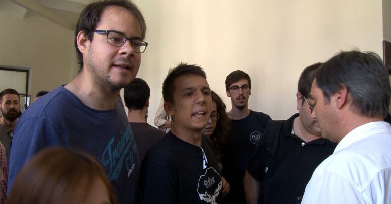 Pla mig d'un dels ocupants al despatx del rector de la UdL encarant-se amb un periodista durant els aldarulls, el 2 de juny 2016.