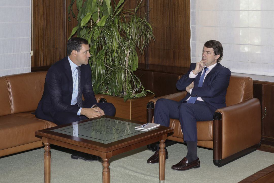 El presidente de la Junta de Castilla y León, Alfonso Fernández Mañueco, reunido con el portavoz del PP, Raúl de la Hoz. 