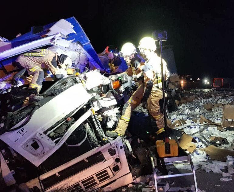 Estado en el que ha quedado uno de los camiones implicados en el choque.