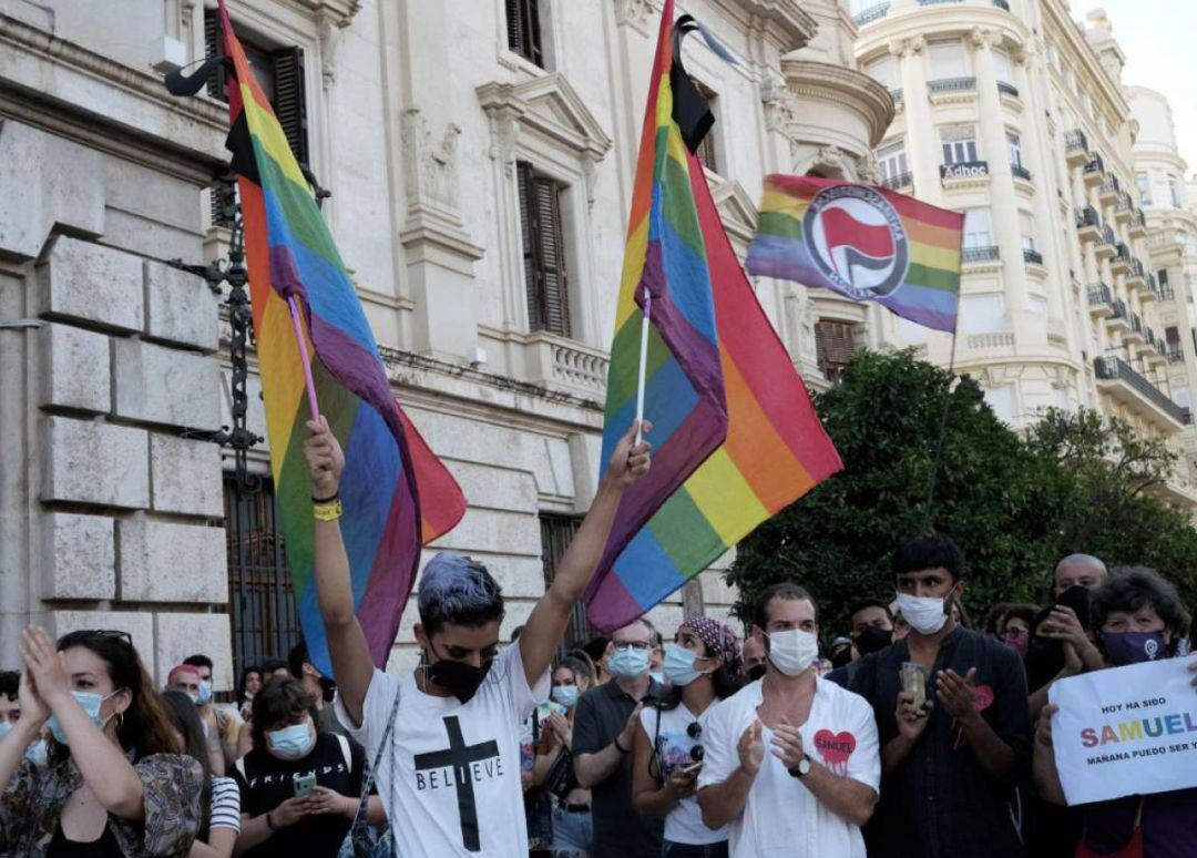 Manifestación de condena del asesinato homófobo de Samuel Luiz, en València 