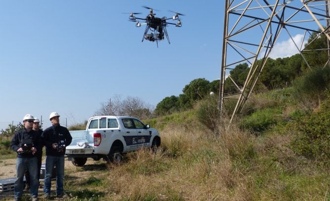 Los técnicos de ENDESA hacen una demostración de los drones que revisarán la red eléctrica