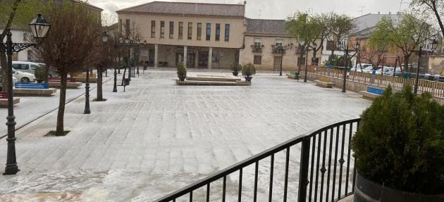 Imagen de la granizada en la plaza de Santa Cruz de Mudela (Ciudad Real)