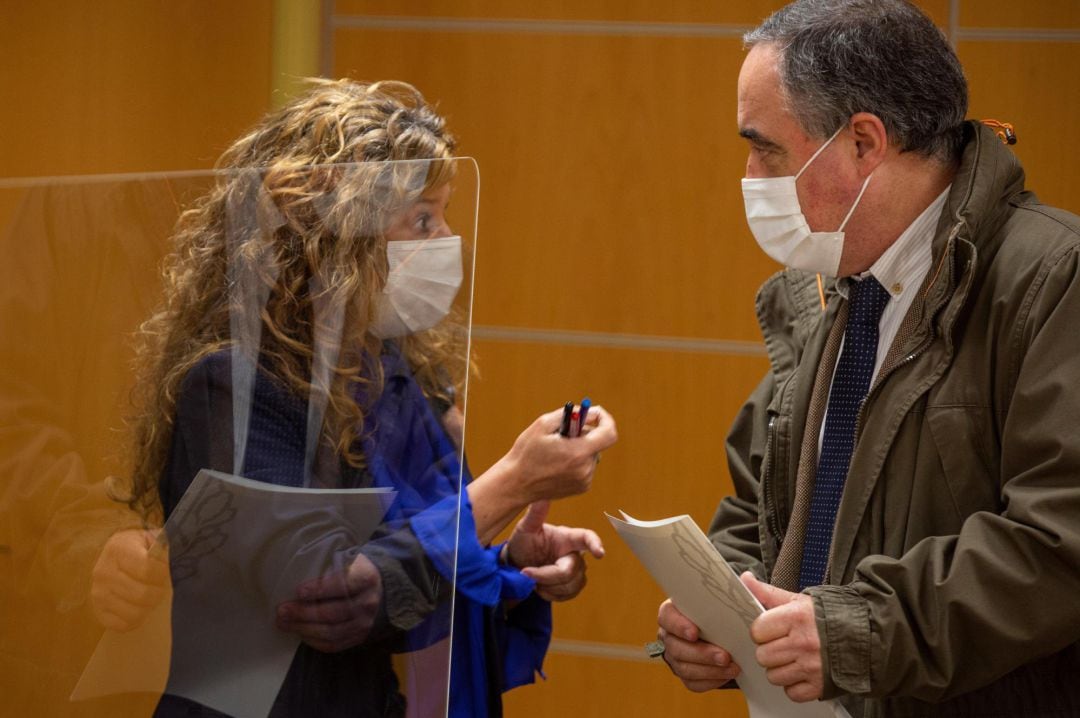 Gotzone Sagardui conversa con el viceconsejero de Salud Pública, Iñaki Berraondo, 