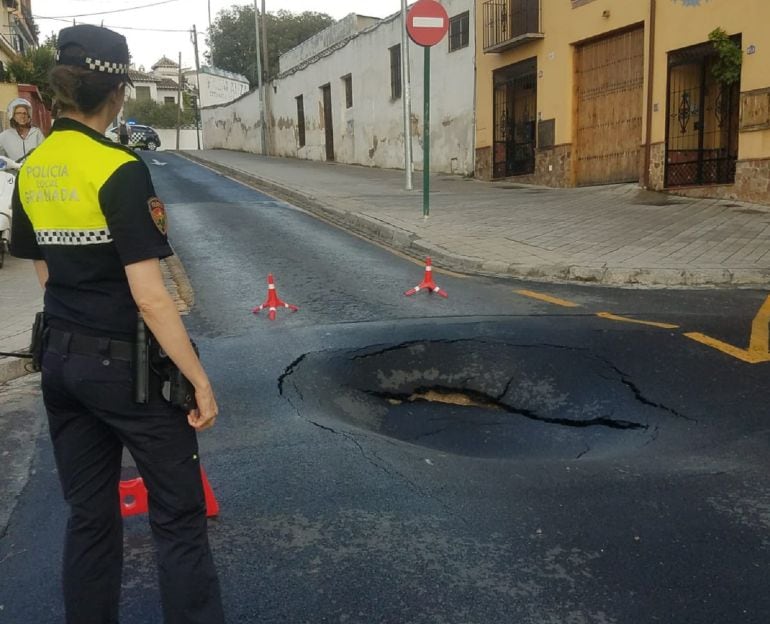 Socavón en el Camino de San Antonio en la capital granadina