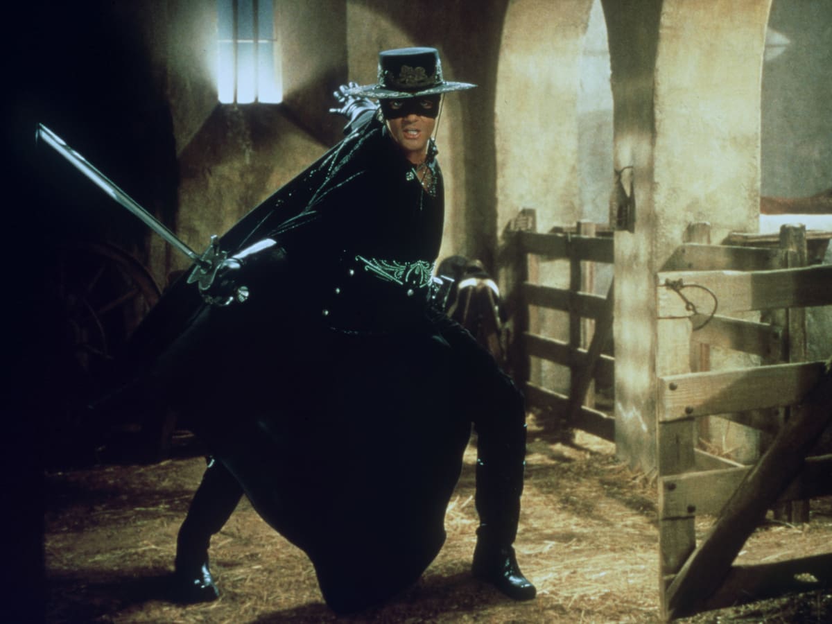 Demasiada sangre para Spielberg: el director de renombre que perdió 'La máscara del Zorro' porque su versión iba a ser muy violenta