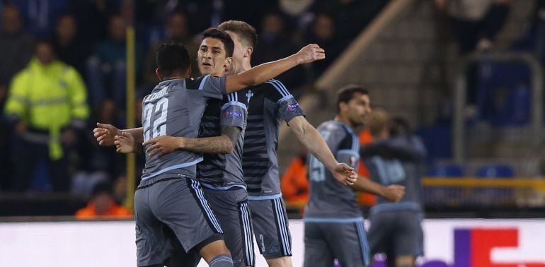 Sisto celebra el gol con sus compañeros en el Luminus Stadium