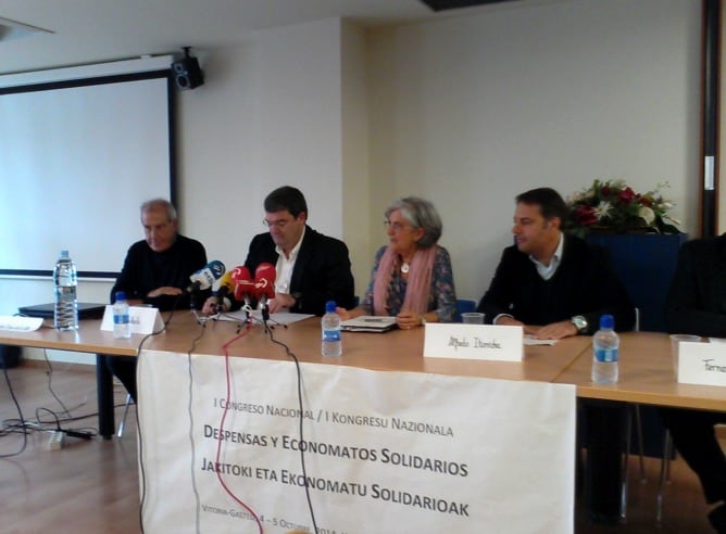 El presidente de la Caja Vital, Fernando Aranguiz; el concejal Alfredo Iturricha; el parroco de Santa María, López de la Calle y el consejero Aburto han tomado la palabra en el cierre del  I Congreso  Nacional de despensas y economatos solidarios