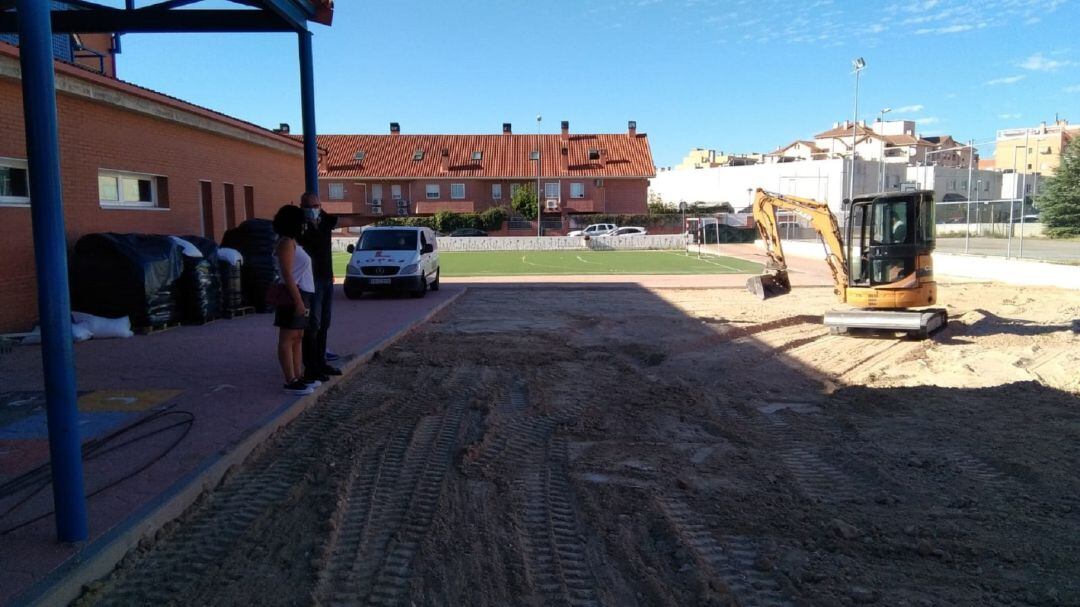Diana Díaz del Pozo, concejala de Educación, visita las obras en un centro escolar de la ciudad. 