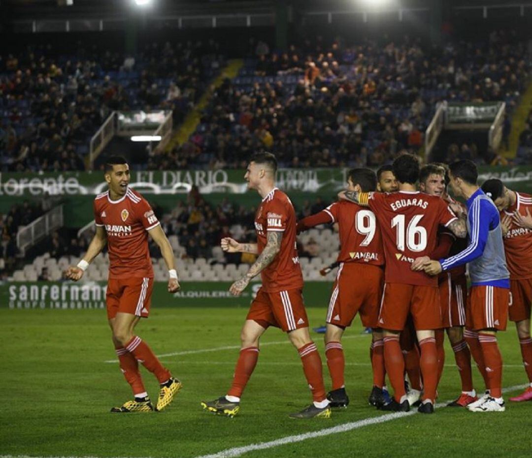 Los jugadores del Real Zaragoza celebran el gol del empate en El Sardinero