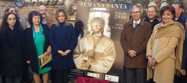 La alcaldesa de Toledo, Milagros Tolon y el autor de la fotografía ganadora, Manuel José Fernández escoltan el cartel de la Semana Santa 2016 de Toledo 