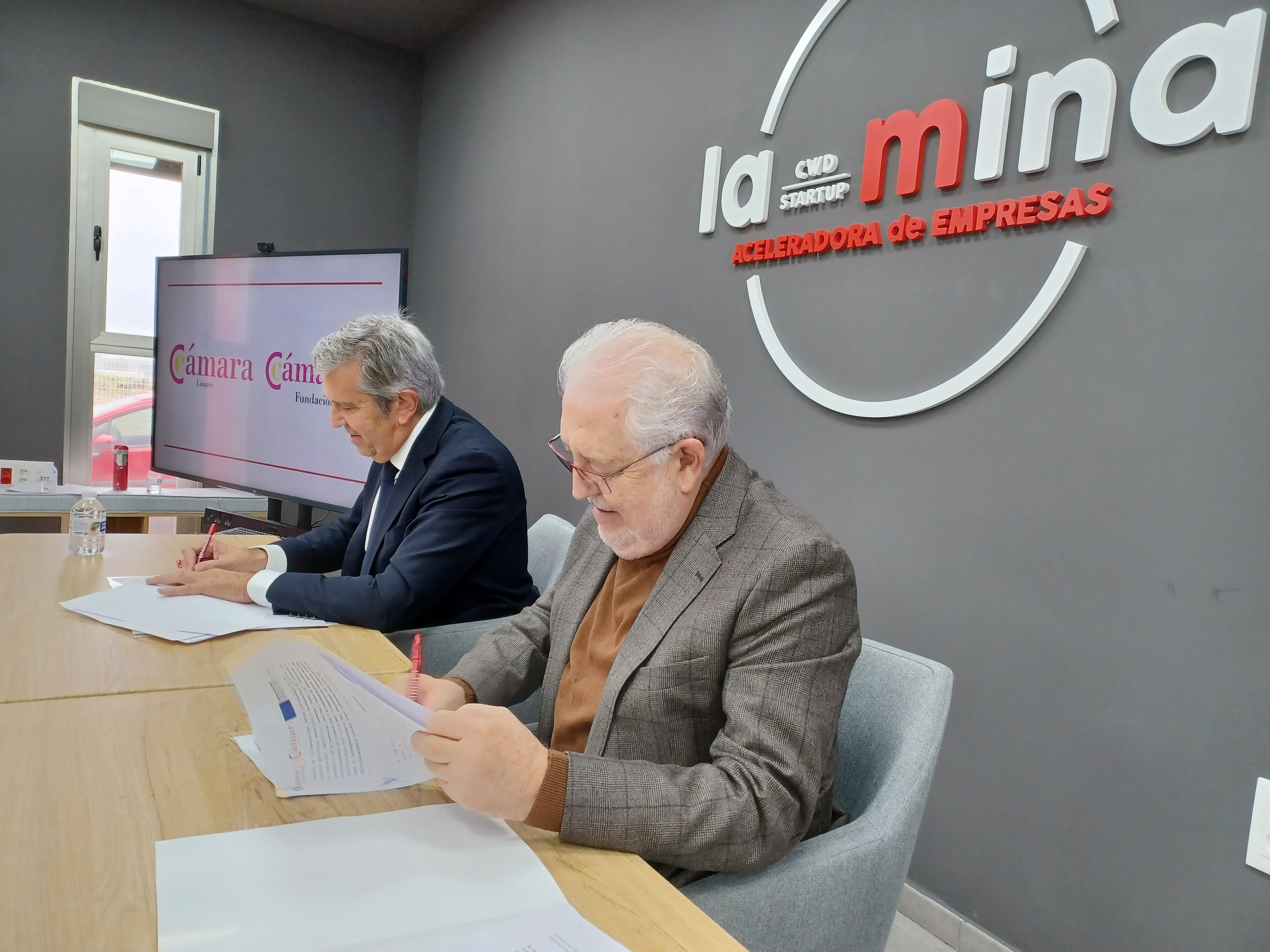 Firma de los dos convenios suscritos entre la Fundación Incyde y la Cámara de Comercio de Linares.