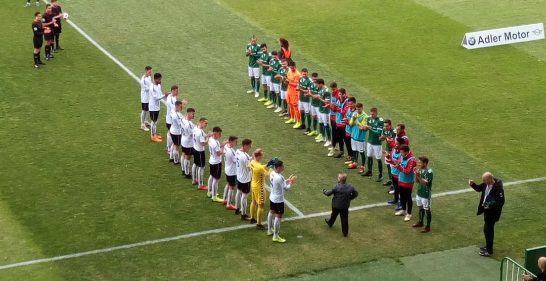 HOMENAJE. &#039;Santiaguito&#039;, veterano utillero del club, hizo el saque de honor