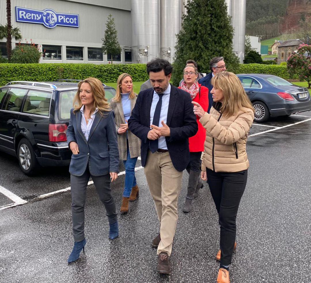 Guillermo Mariscal junto a cargos del PP durante su visita a Reny Picot.