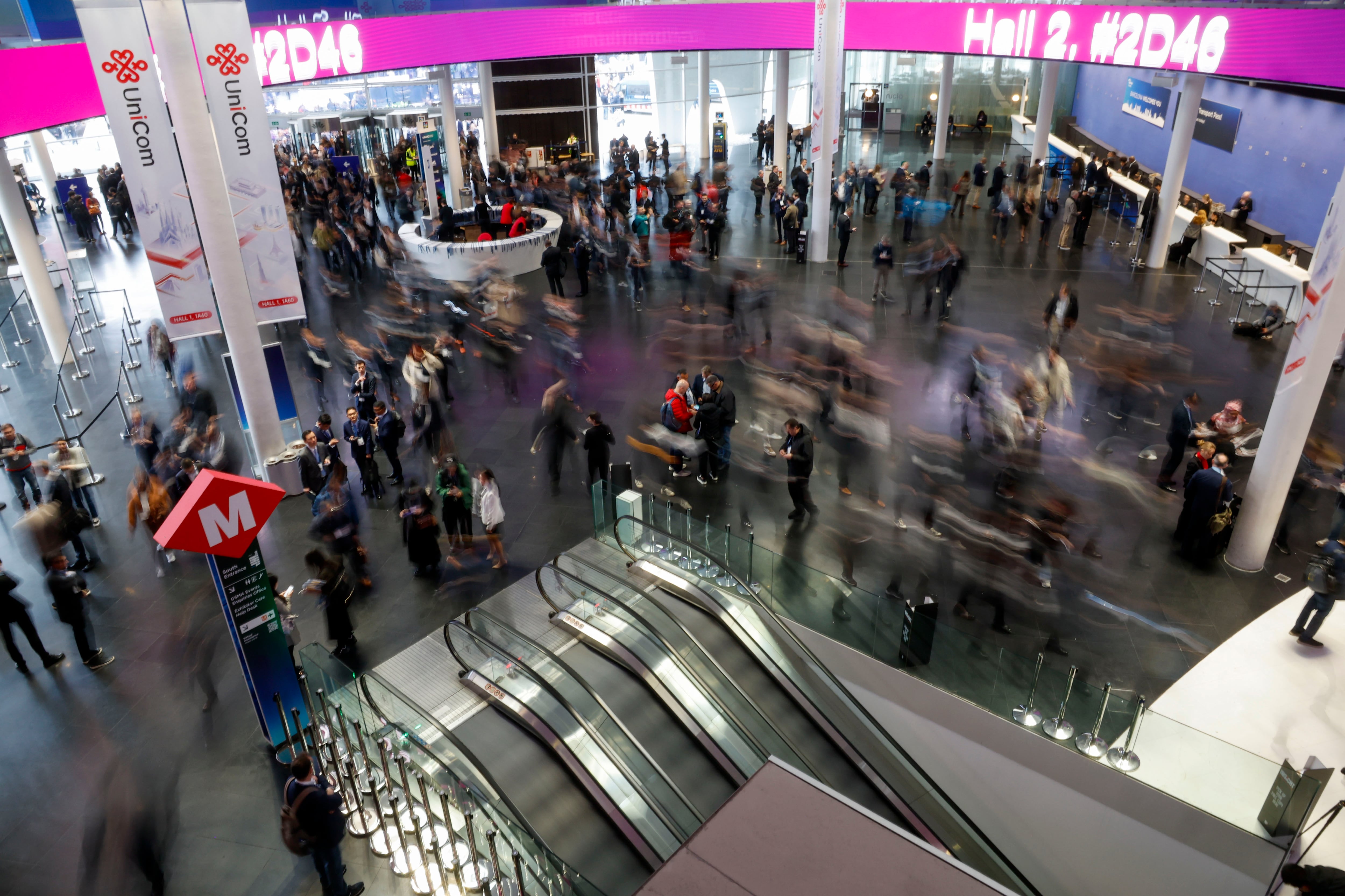 Cientos de personas asisten a la inauguración del Mobile World Congress (MWC)