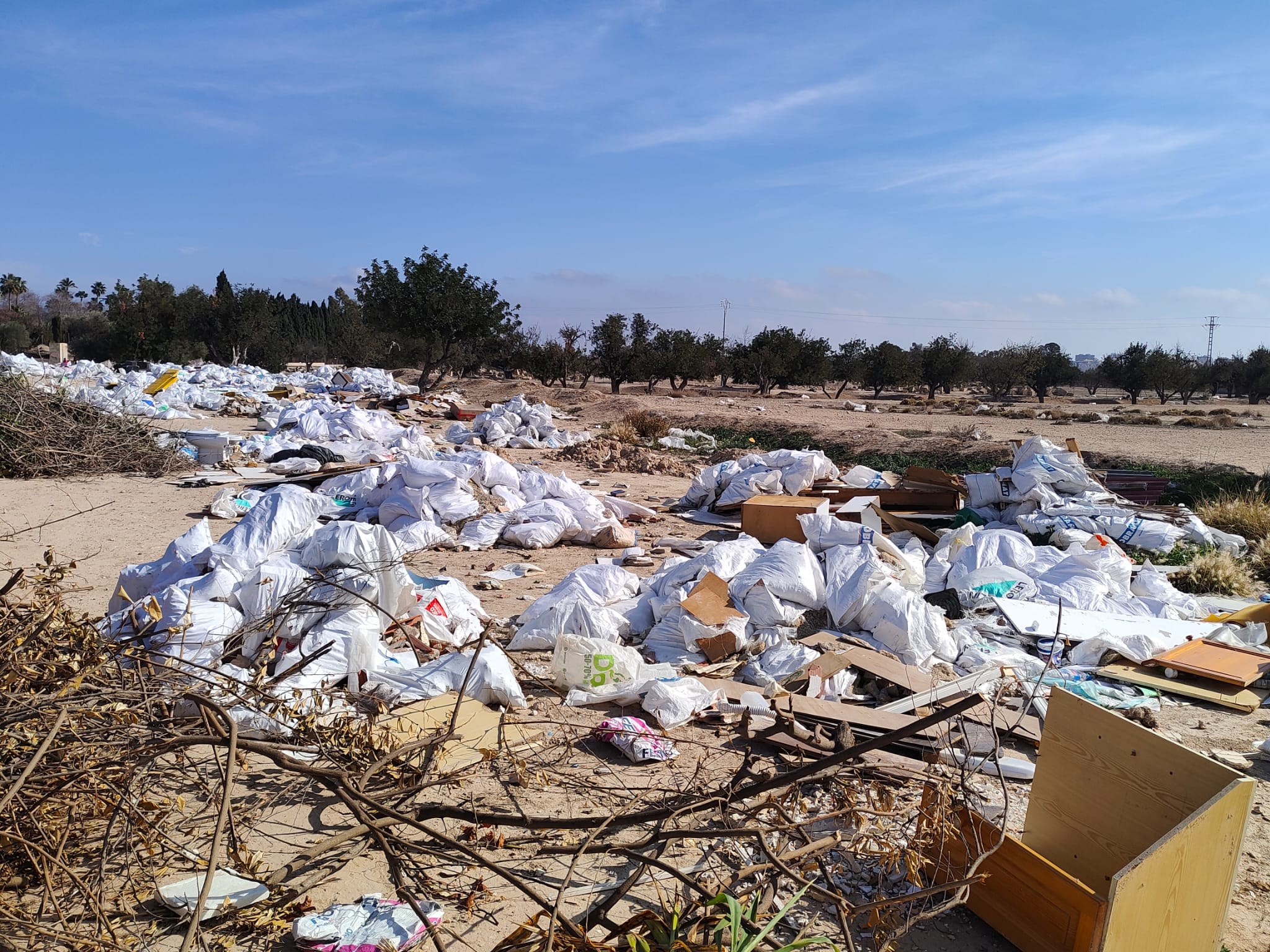 Escombreras y restos de obras en el entorno de Santa Faz