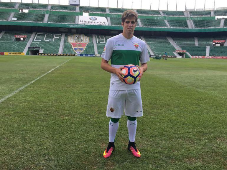 Pablo Hervías posa en el estadio Martínez Valero como franjiverde