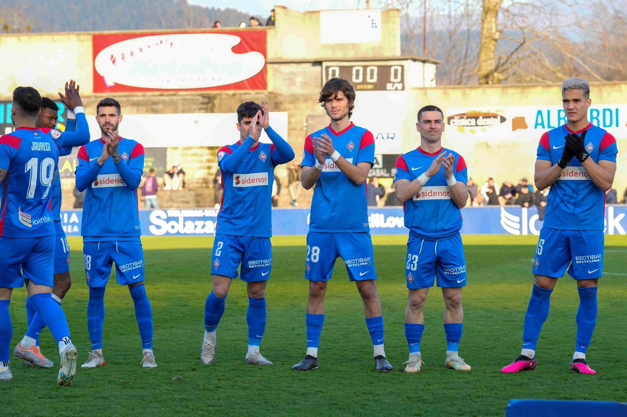 Julen Jon Guerrero junto a sus compañeros en un partido disputado en Urritxe