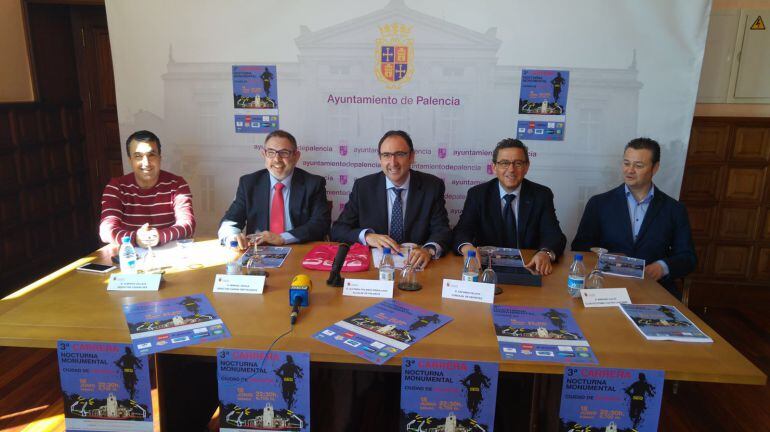 De izda a dcha Alberto Calleja, Jefe de Deportes de Radio Palencia, Manu Dávila, Director de la emisora, Alfonso Polanco, Alcalde, Facundo Pelayo Concejal de deportes y Mariano Calvo del Club Deportivo Cuatro Cantones