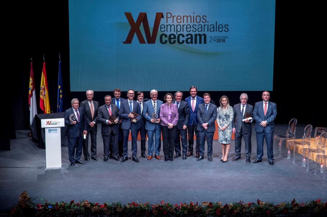 La ministra de Trabajo, Migraciones y Seguridad Social, Magdalena Valerio, el presidente de Castilla-La Mancha, Emiliano García-Page; el presidente de CEPYME, Antonio Garamendi, y el presidente de Cecam, Ángel Nicolás, posan con los galardonados con los &quot;