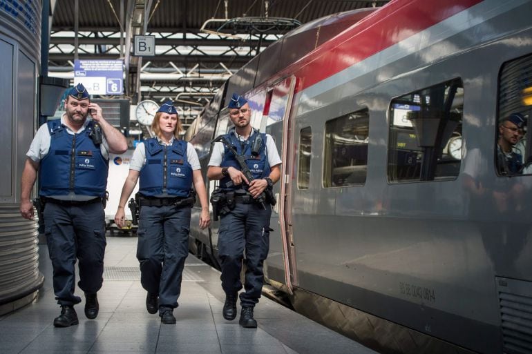 La policía patrulla junto a un tren de alta velocidad / 