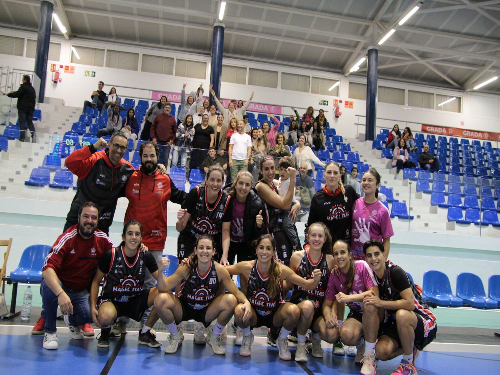 Jugadoras y técnicos del Magec Tías tras lograr la permanencia en la Liga Femenina 2.