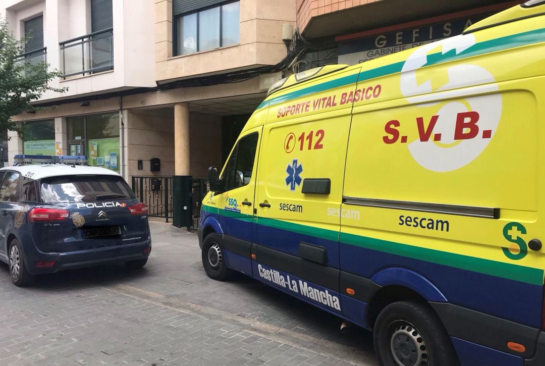 Imagen de archivo de una ambulancia y un coche de la Policía Nacional en Valdepeñas (Ciudad Real) 