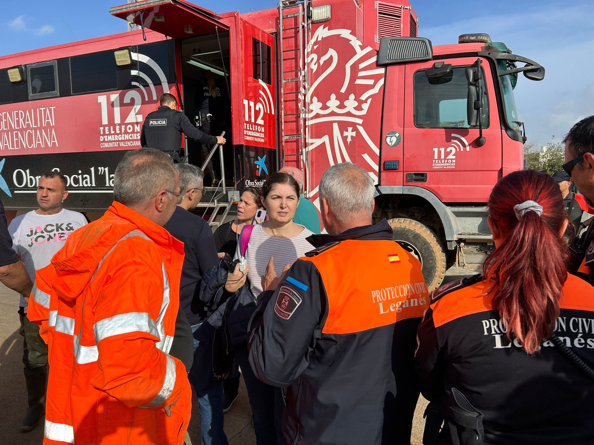 María Isabel Albalat, alcaldesa de Paiporta (en el centro), junto a Teo Becedas, jefe de Protección Civil en Leganés (derecha)