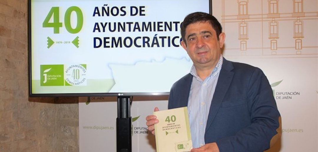 El presidente de la Diputación de Jaén, Francisco Reyes, durante la presentación de las actividades conmemorativas de los 40 años de ayuntamientos democráticos.