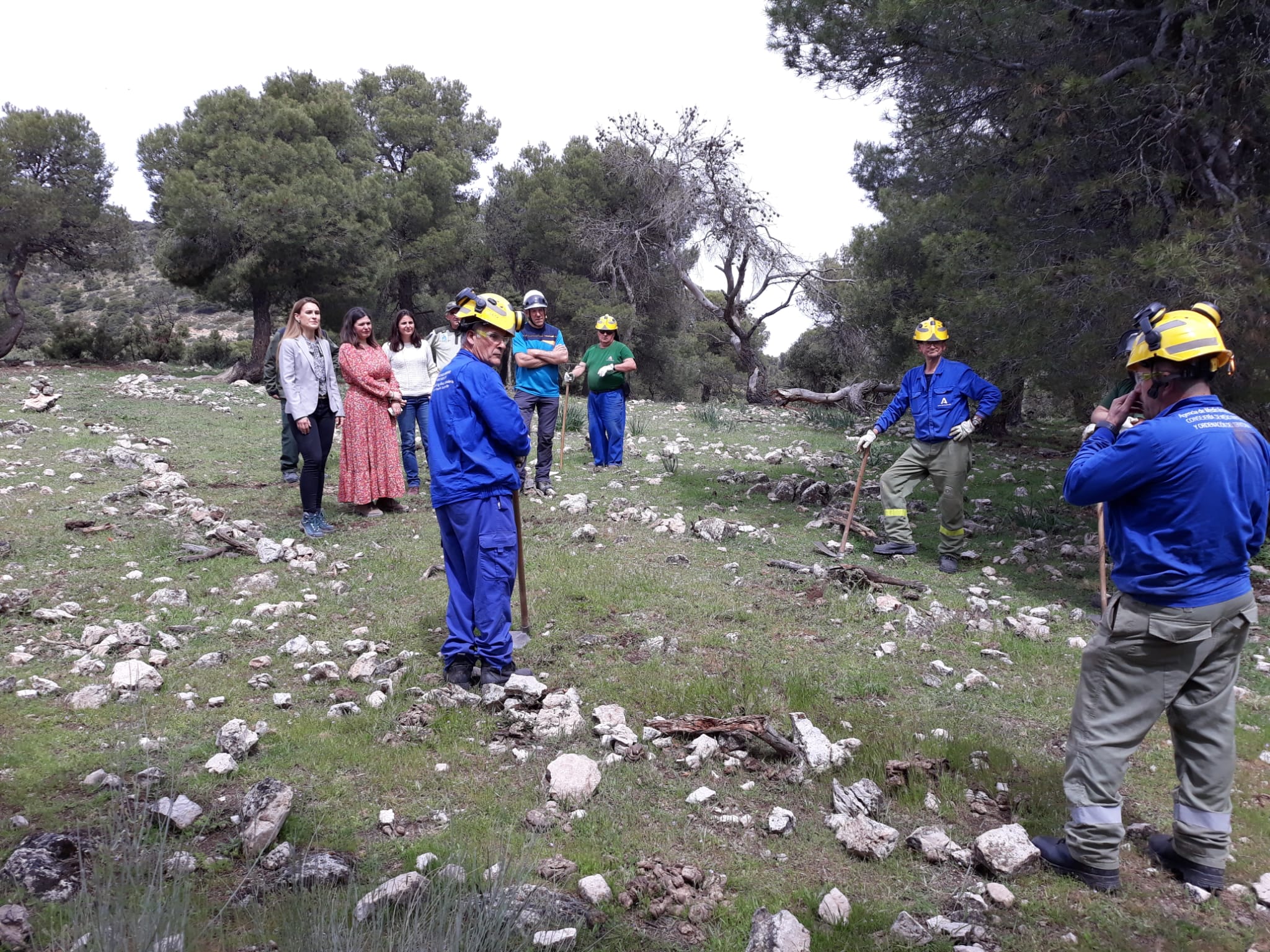 Delegada y alcaldesa conversan con los trabajadores que están realizando la actuación