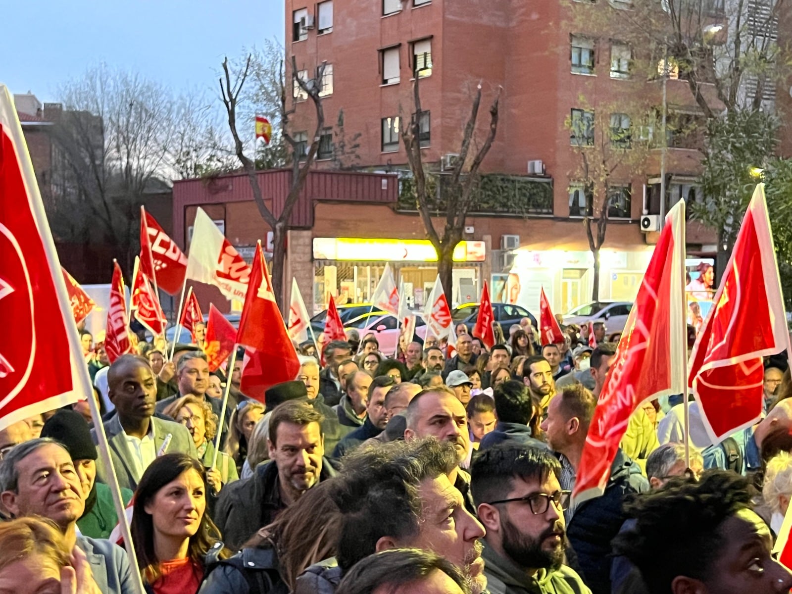 Cientos de fuenlabreños se concentraron frente al Centro de Especialidades de &#039;El Arroyo&#039;