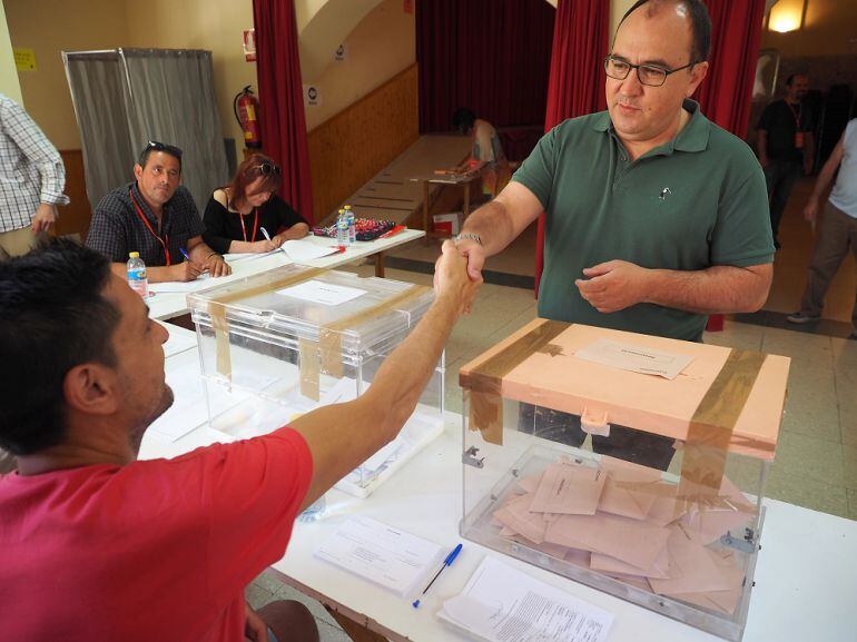 Pedro Muñoz votando en Cebreros