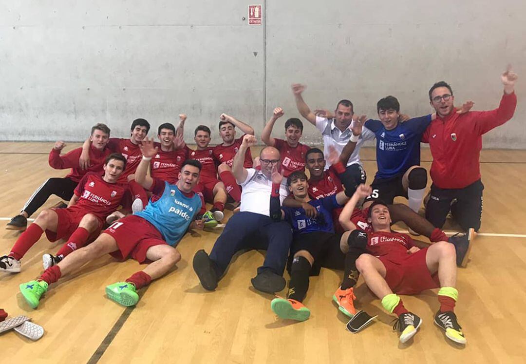 La plantilla del Paidos-F. Fernández Luna celebrando el título.