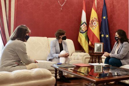 Reunión mantenida entre la presidenta del Gobierno de La Rioja y la consejera de Salud con la delegada del Gobierno.