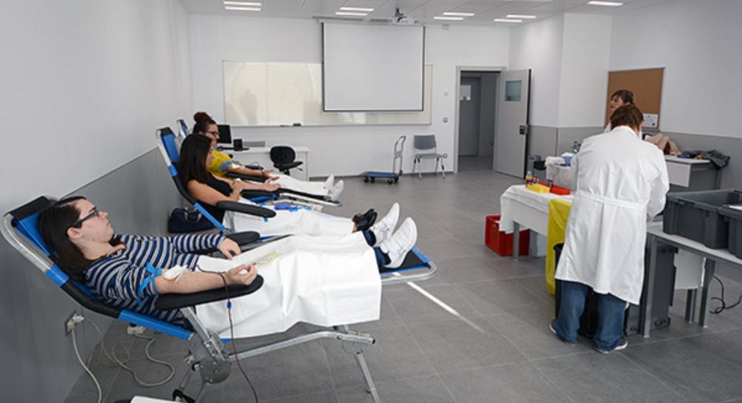 Jóvenes de la Universidad del Atlántico donando sangre.